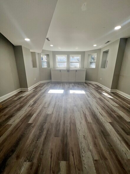 Building Photo - 3748 W Windsor Ave