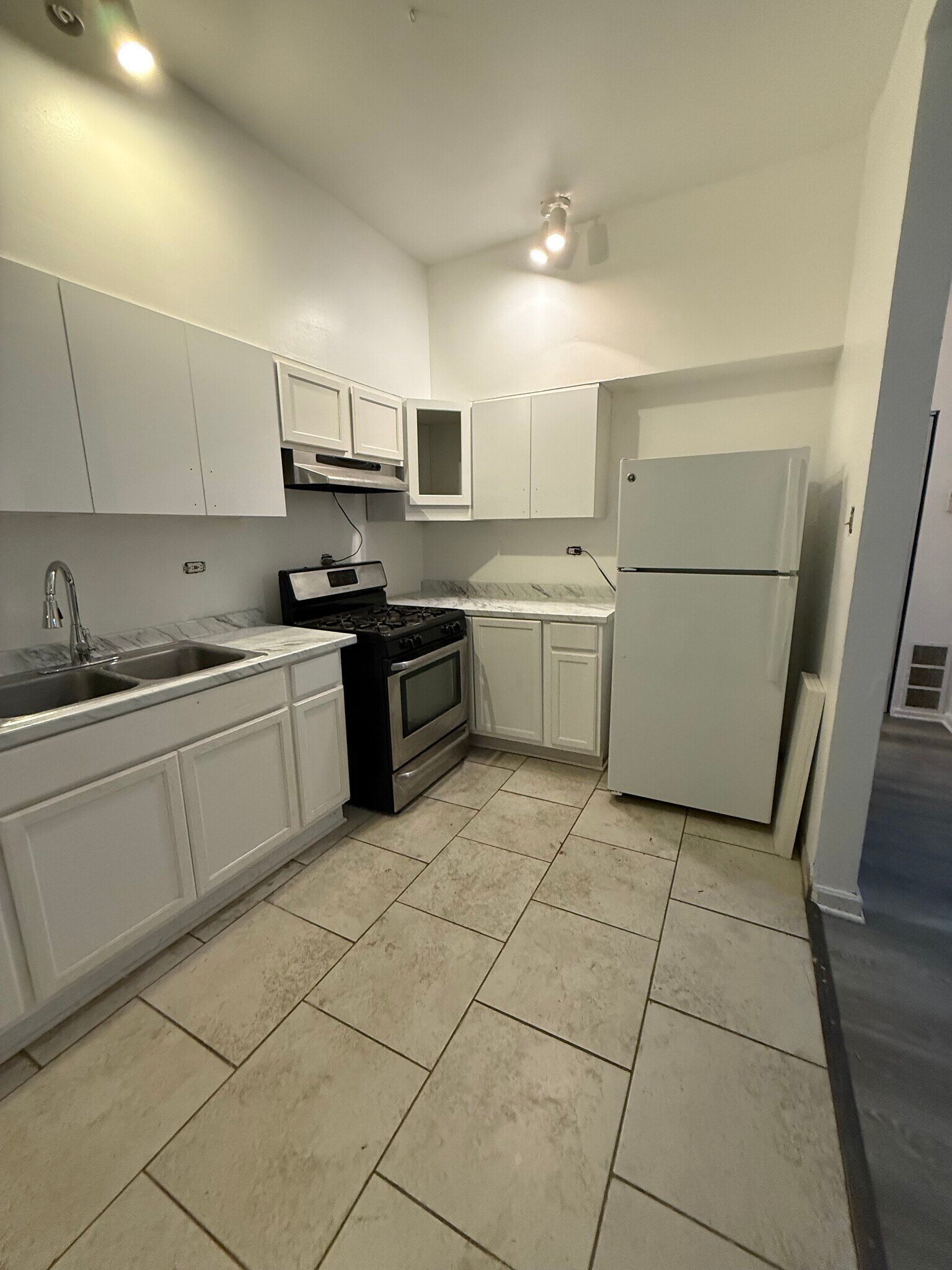 Kitchen - 901 W 19th St