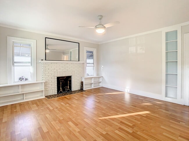 Building Photo - Charming two bedroom two bathroom cottage in North St. Petersburg Fully Updated.