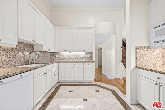 Building Photo - 433 N Doheny Dr