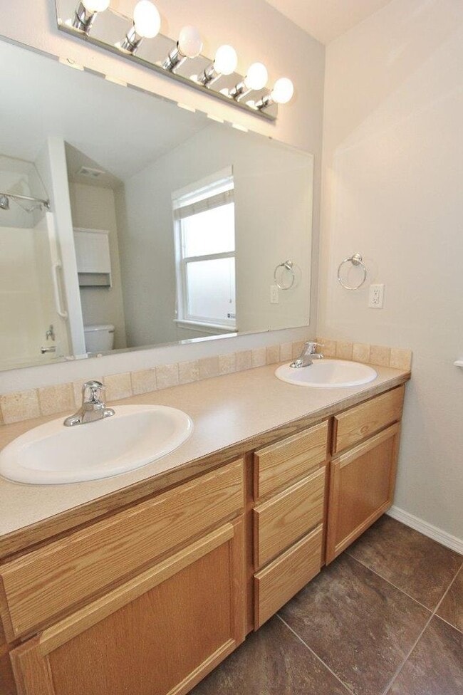 Building Photo - Immaculate Single-Level Home
