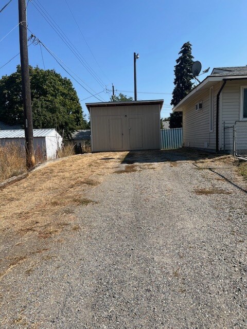 Building Photo - 2305 E Hartson Ave