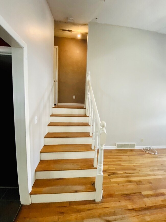 Building Photo - {11821} Desirable Shawnee Village Location + Hardwood Floors + Fenced Yard