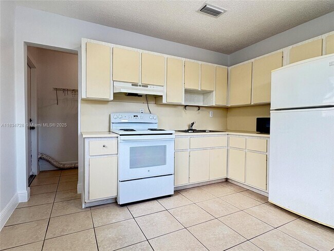 Building Photo - 1434 SW 22nd Ave