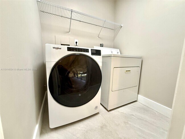 Building Photo - 9719 Hammocks Blvd