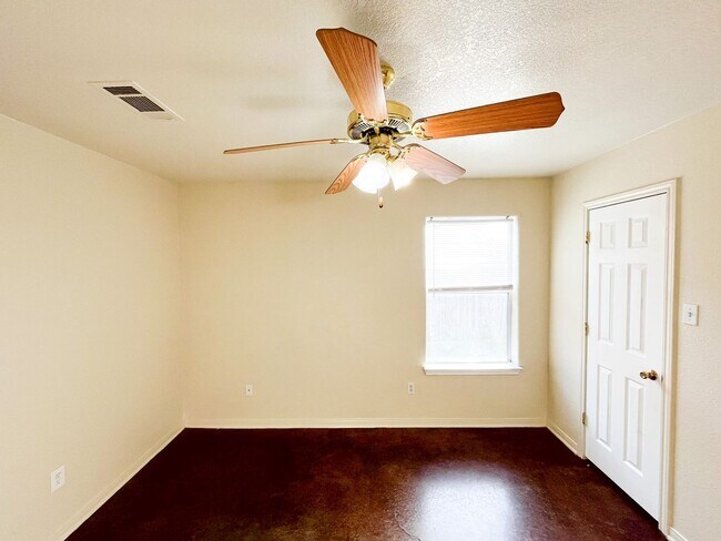 Building Photo - 1913 Charleston Ct