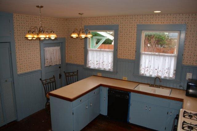 Building Photo - Beautiful, spacious Craftsman, Owner pays Yard Care, Laundry on site