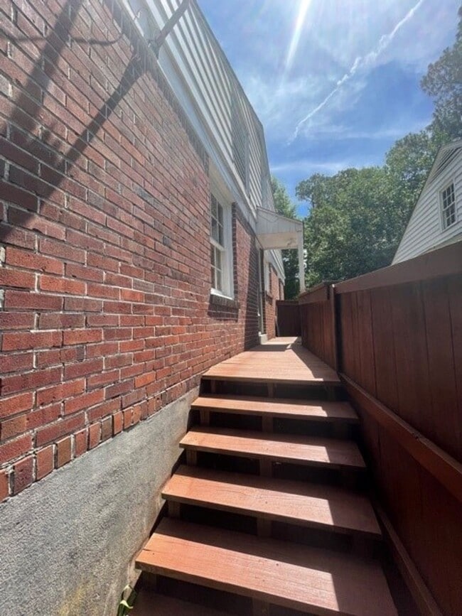 Building Photo - 1 bedroom duplex with washer and dryer