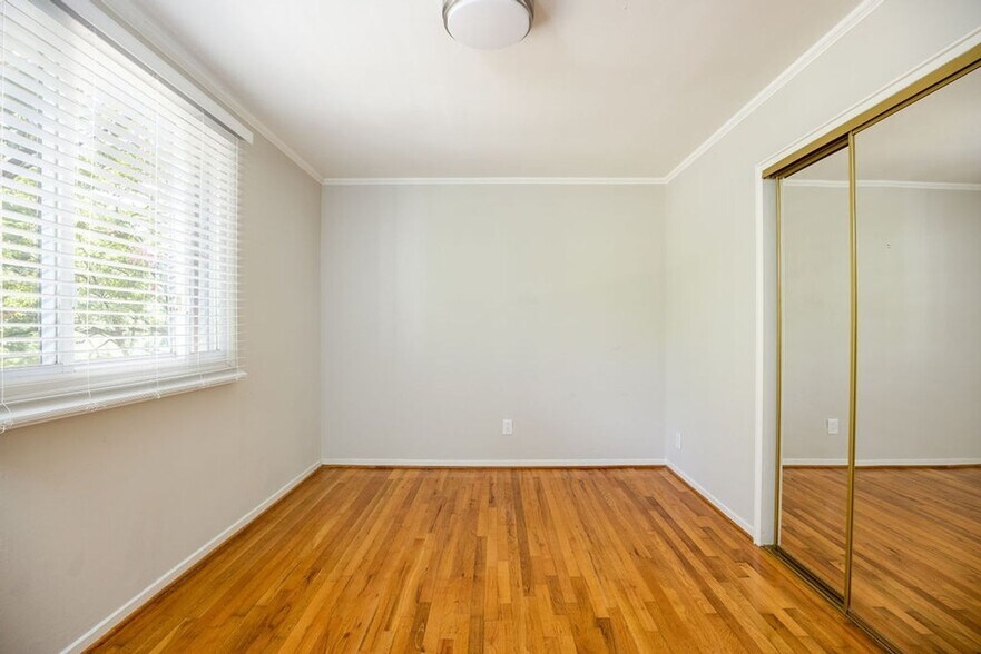 Building Photo - 516 N Tremont Dr