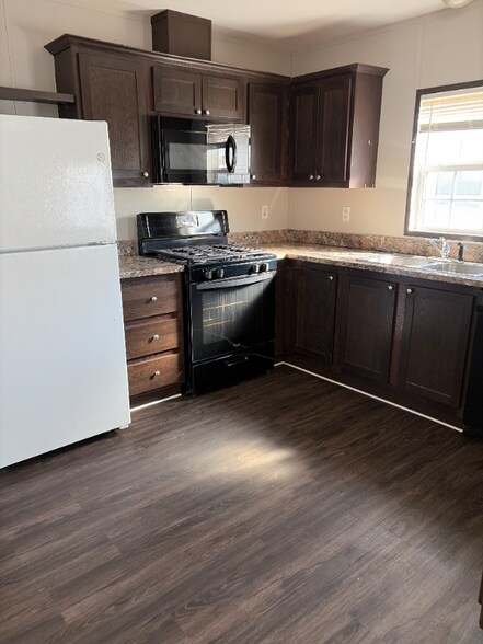 Building Photo - 214 Lakeshore Cir