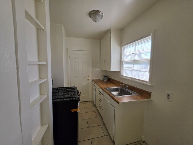 Building Photo - 1+ 1 Bed 1 Bath Cottage in San Jacinto $1425.00
