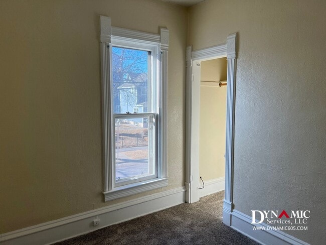Building Photo - Remodeled 3 Bed / 1 Bath Remodeled Queen Anne Duplex – Downtown Sioux Falls