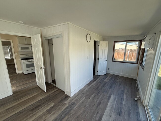 Building Photo - 3 bed 2 bath house with garage