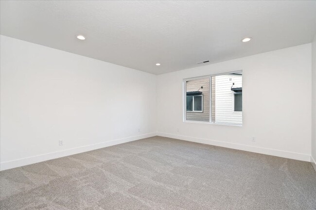 Building Photo - Brand New 3 Bed 2.5 Bath Townhouse With Many Amenities