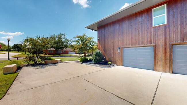 Building Photo - 805 Dexter Dr S