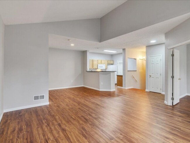 Dining area and Kitchen - 534 Eagle Pointe Dr