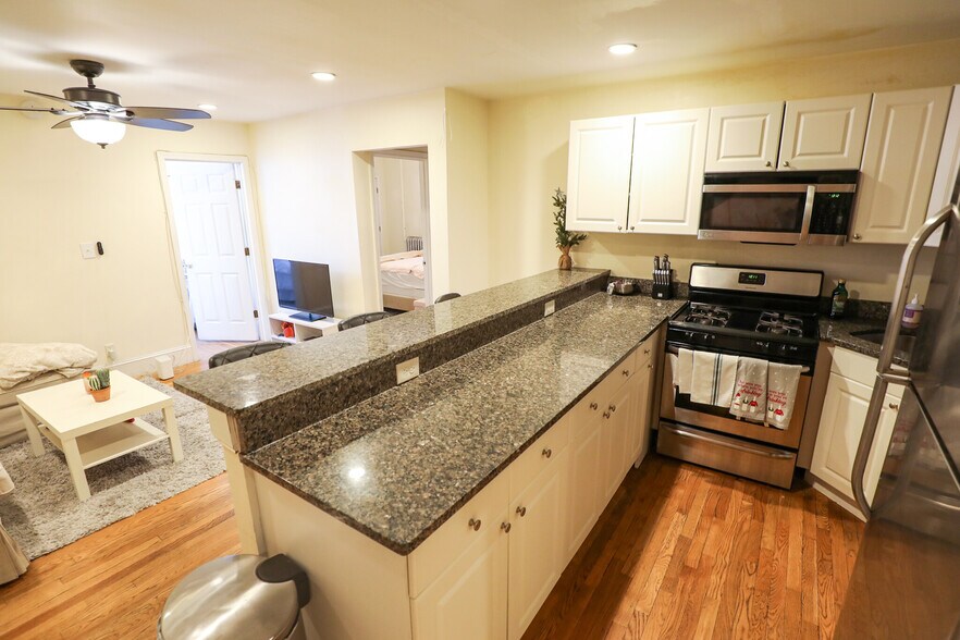 Building Photo - 323 Saint Paul St