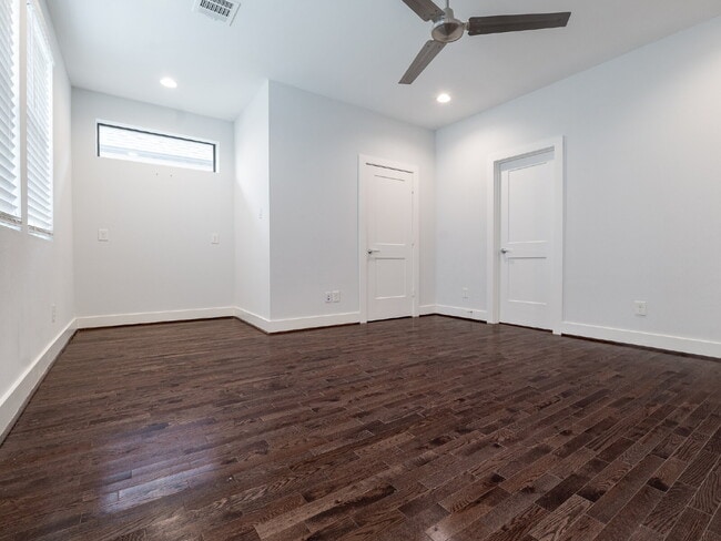 Building Photo - "Charming 4-Bed Houston Haven with Elegance on East 32nd Street!"