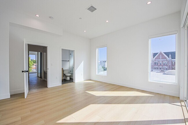 Building Photo - 715 N Gramercy Pl