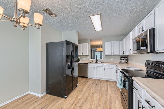 Building Photo - 5855 Monroe Crossing