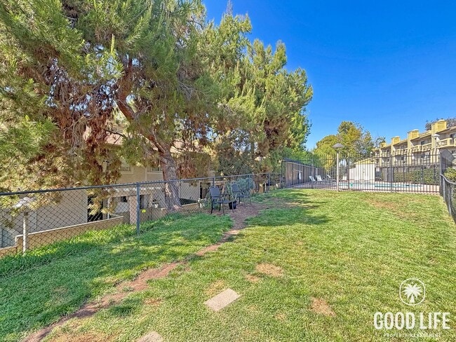 Building Photo - Spacious 3B/2.5BA Multi-Level Home in Redwood Village with Attached Garage, Private Patio & Commu...