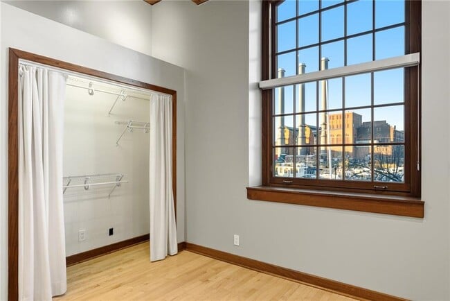 Building Photo - 555 S Water St