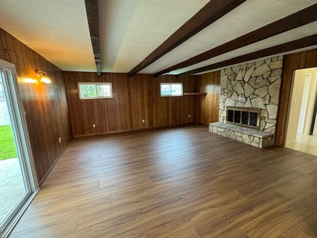 Building Photo - Beautiful 3 bedroom 2 bath HOME . . .  Clo...