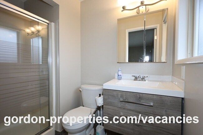 Building Photo - NE 22nd Ct - Gresham 4 bedroom split level home