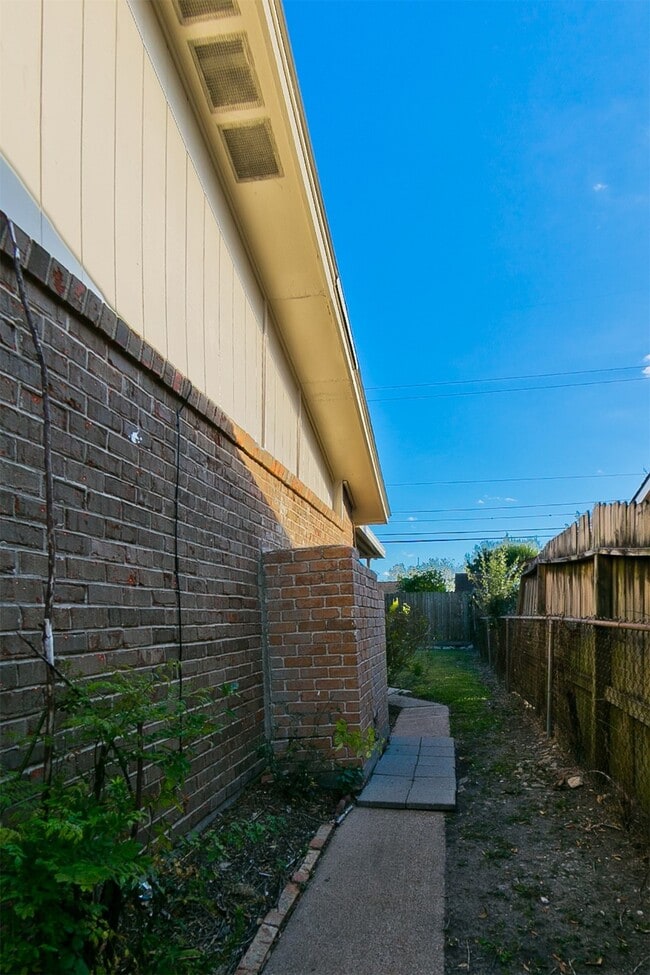 Building Photo - 4011 Smooth Oak Ln