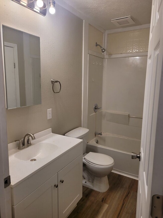 Building Photo - SPECIAL OFFER HALF OFF FIRST MONTHS RENT!!!!! AVAILABLE NOW!!!!