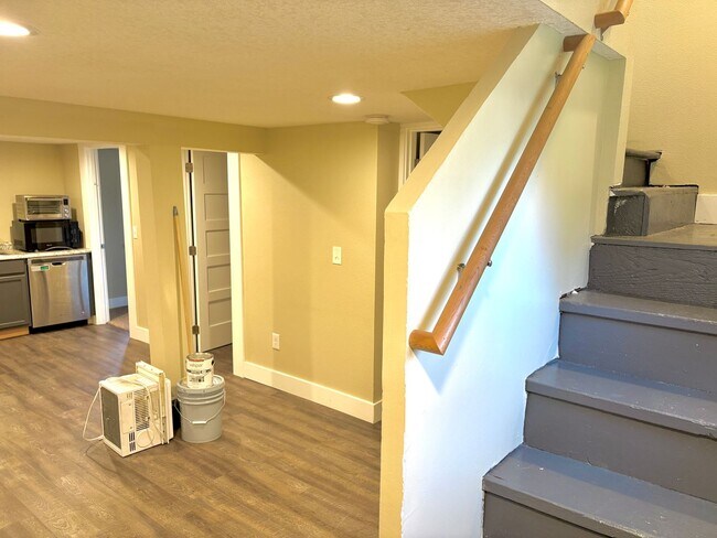 Building Photo - Portsmouth Neighborhood Updated 3-Story Ho...