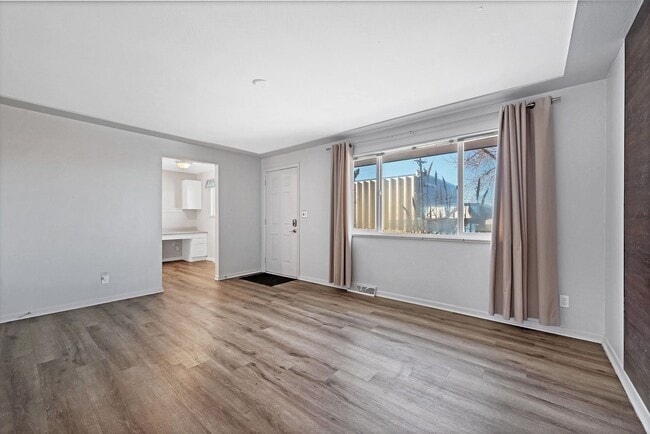 Building Photo - Stunning 3 bedroom home