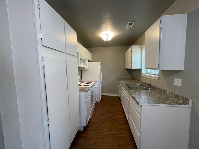Building Photo - Super 1 Bedroom Condo in Perfect Condition!