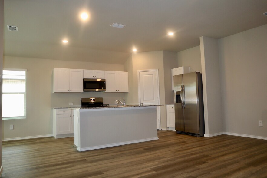 Building Photo - 5552 Rollins Dr