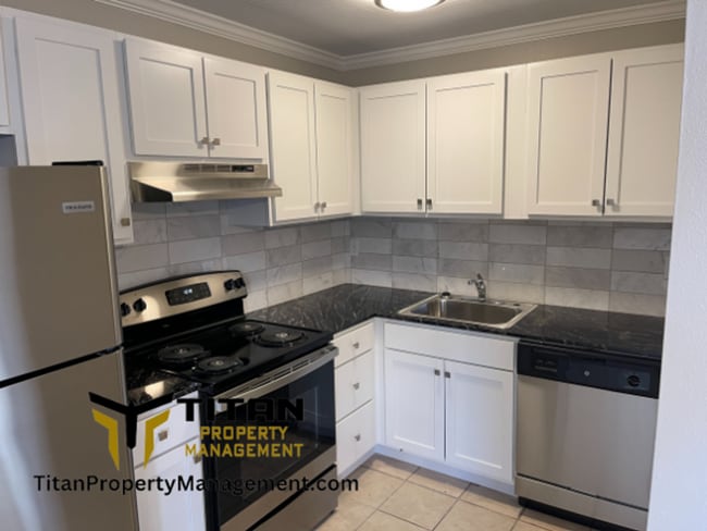 Building Photo - 1bed Renovated Downtown Duplex