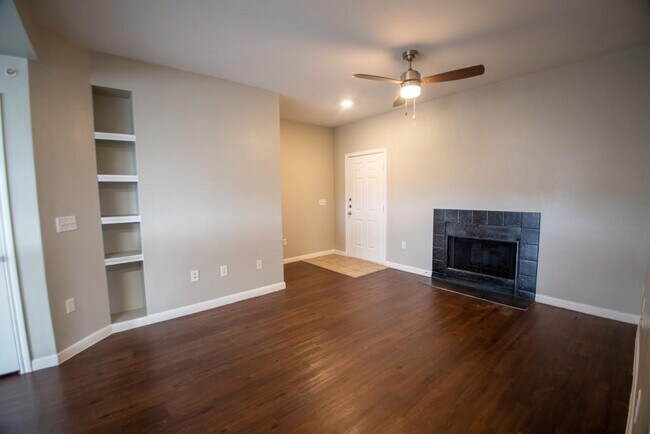 Building Photo - 2320 Gracy Farms Ln