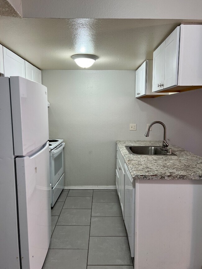 Building Photo - 912 San Pedro Dr SE