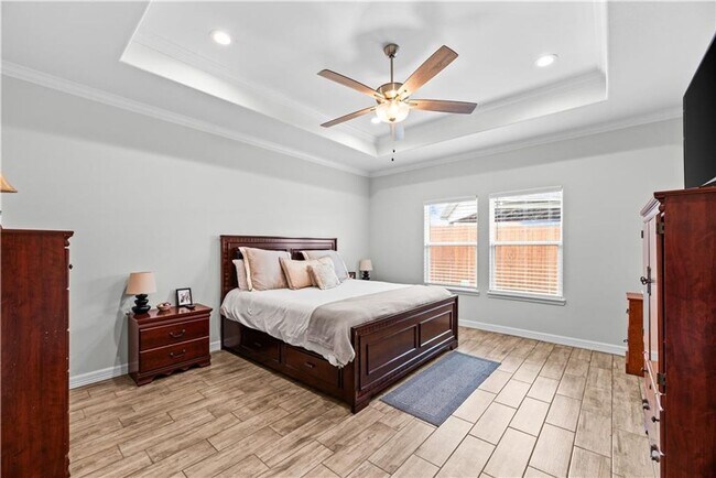 Building Photo - 4 Bedroom | 3 Bathroom | Centrally Located