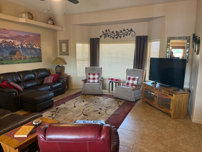 Building Photo - 3 to 6 Month Rental with Golf course views