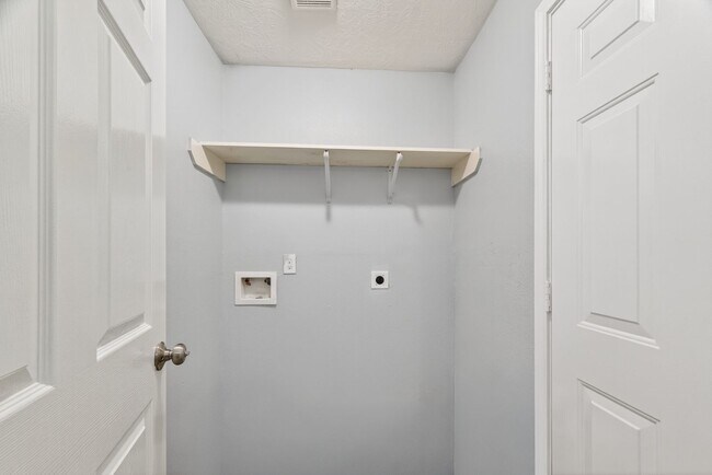 Building Photo - 3031 Groton Dr