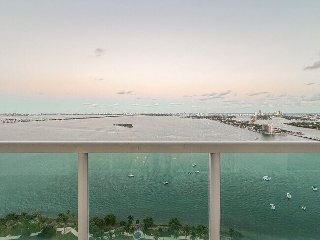 Building Photo - 1800 N Bayshore Dr