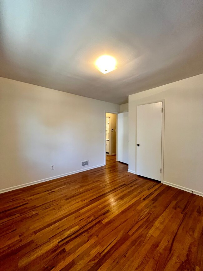 Building Photo - Charming 3-Bedroom Home with Spacious Layo...