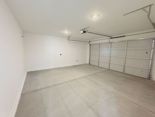 Building Photo - MOVE IN SPECIALS!! 15 DAYS RENT FREE!! New 5-Bedroom Home in Phoenix with Upgrades!