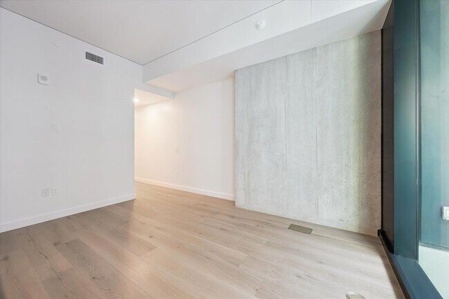 Building Photo - 610 Davis St