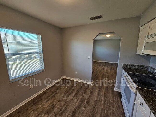 Building Photo - 1041 N Brunnell Pkwy