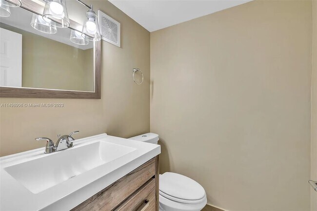 Building Photo - 9100 SW 22nd Ct