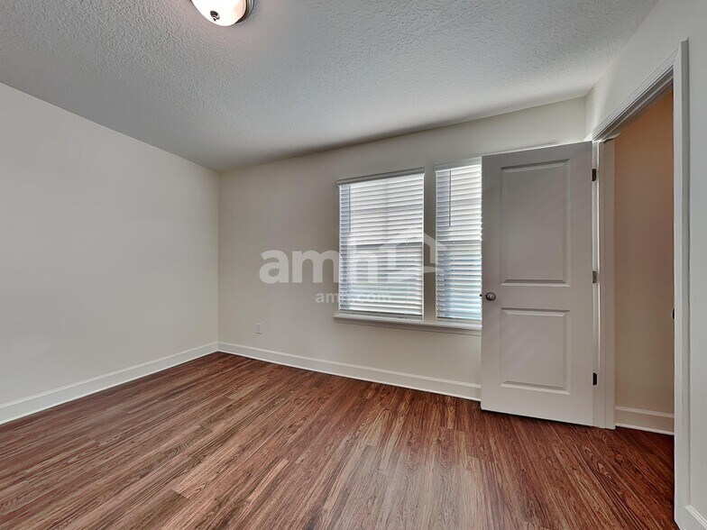 Building Photo - 5945 Hampton Creek Rd