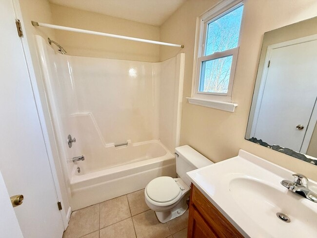 Building Photo - 3 Bed 2 Bath with Amenities in Hermitage for $1700/mo!