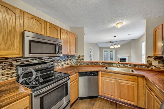 Building Photo - ONE STORY LIVING - MINUTES FROM EVERYTHING