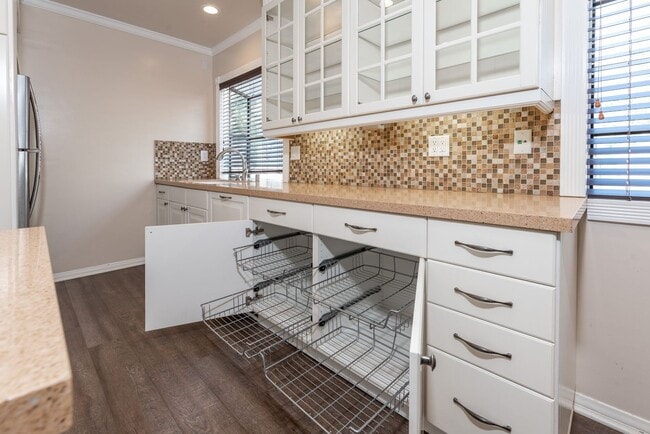 Building Photo - Updated private 2 bedroom/2.5 townhouse in...